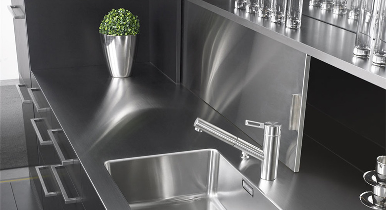 Plan de Travail et Crédence Intégrés en Inox Brossé Ultra-Moderne plan-de-travail-crédence-intégrés-inox-brossé-moderne